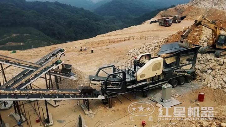 石灰石移動破碎生產線現場，配移動顎破機