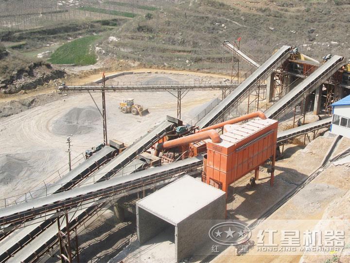 河南桐柏青石制砂現場產量250t/h，出料均勻